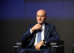 Eni, nel Q1 '24 cresce la produzione a 1.741 barili al giorno (+5%), frenano gli utili a €4,1 mld (-30%) per calo prezzi gas