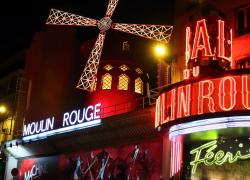 Parigi, crollano le iconiche pale del Moulin Rouge ma per fortuna non ci sono feriti