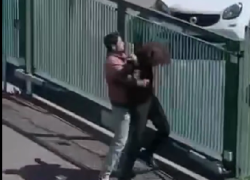 Milano, studente 15enne minaccia di aggredire una prof col coltello, bloccato da due docenti e poi arrestato - VIDEO