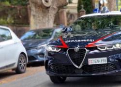 Genova, spende tutti i soldi in alcolici e non compra niente da mangiare, la fidanzata lo accoltella
