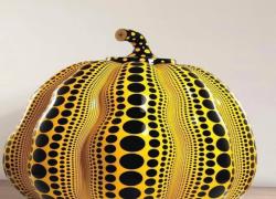 “Pumpkin” di Yayoi Kusama, la scultura realizzata nel 2017 da una delle più grandi artiste giapponesi viventi