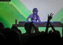 Maneskin, Vic De Angelis da deejay infiamma il Dc10 di Ibiza e il Cocoricò di Riccione