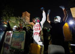 Proteste università Usa pro-Gaza, oltre 2mila arresti da inizio aprile, agente spara durante sgombero campus Columbia 