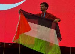 Campione turco di Kung fu Necmettin Erbakan Akyuz mostra bandiera Palestina durante Europei, aperta indagine: "Non me ne pento"