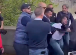 Torino, manifestante sventola bandiera pro Palestina durante il Giro d'Italia, arrestata e poi rilasciata dalla polizia - VIDEO