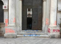 Genova, gli anarchici protestano per gli arresti, devastato il centro della città e palazzo Tursi