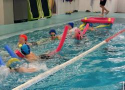 Milano, intossicazione da cloro alla piscina Jacarandà per 28 bambini tra i 3 e i 5 anni e 13 adulti, 11 i ricoveri, "sbagliato il dosaggio"