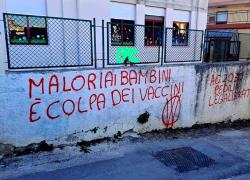 Agrigento, "Malori improvvisi dei bambini è colpa dei vaccini Covid", le proteste del collettivo VV scritte sui muri scolastici