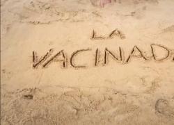 Vaccino Covid AstraZeneca, quando Checco Zalone nel 2021 cantava 'la vacinada' assieme a Helen Mirren - VIDEO