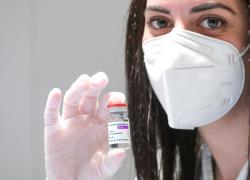 AstraZeneca risarcisce paziente vittima di reazioni avverse da vaccino Covid: 1.700 € bimestrali a vita, primo caso in Italia