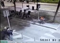Stazione centrale di Milano, 36enne egiziano lancia pietre con fionda contro polizia, che gli spara alla spalla per fermarlo - VIDEO
