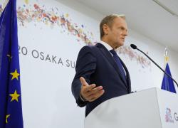 Ucraina, Donald Tusk ammette: "Soldati Nato già a Kiev", Zelensky licenzia capo sicurezza Rudy e arresta viceministro agricoltura Dmytrasevych 