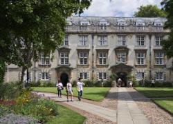 Regno Unito, l'università di Cambridge vira verso il "politically correct" e cancella la parola "anglosassone": "La usavano i suprematisti bianchi"