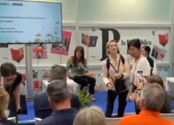 Salone del Libro, Elena Cecchettin interrotta da una donna: "Vade retro satana, le vostre sono ideologie assassine" - VIDEO