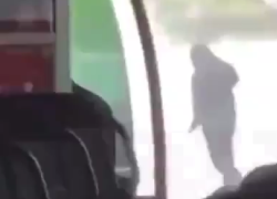 Francia, assalto ad un convoglio della polizia penitenziaria in Normandia, uccisi 2 agenti, 3 feriti e detenuto in fuga - VIDEO