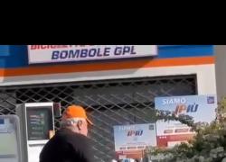 Chi è l'anziano dal benzinaio 'di Brescia' che nel video si mette la pompa nel sedere