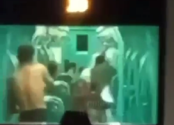 Follia sul tram 15 a Milano, ragazzo mezzo nudo prende a calci un gruppo di donne e fa scappare i passeggeri - VIDEO