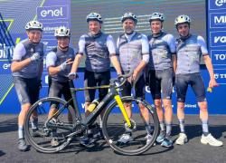 Sport. La Guardia di Finanza accoglie il Ministro Giorgetti alla 14esima tappa del Giro-E d’Italia a Desenzano del Garda