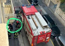 Milano, accende nebulizzatore ad acqua per fotografare modella, vicina allarmata, intervengono i vigili del fuoco a casa dell'architetto Fiori - VIDEO