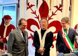 Dario Nardella  conferisce “Le Chiavi della Città” al maestro Myung-Whun Chung “per aver arricchito indelebilmente la vita culturale di Firenze” 
