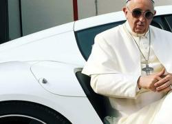 Papa Francesco da amico dei gay a nemico della "frociaggine". Il pontificato di Bergoglio in bilico, o forse non binario, come direbbero le male lingue