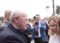 Caivano, Meloni gela De Luca: "Salve, sono quella str*nza, come sta?", lui: "Governo non ha ironia" - VIDEO