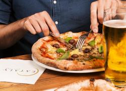 Eataly, al via la festa della pizza per celebrare il piatto più amato dagli italiani; il calzone verticale new entry nel menù