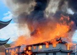 Russia, a fuoco la dacia segreta di Putin negli Altaj, si indaga sulle cause, ipotesi attentato, la villa fu sede di incontro con vari leader