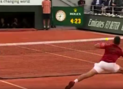 Roland Garros, Djokovic ribalta Cerundolo al 5° set nonostante l'infortunio al ginocchio, poi l'accusa: "Mi sono fatto male per colpa vostra" - VIDEO