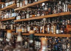 Alcol, effetti sulla guida, tasso alcolemico e rischi per la sicurezza: perché è pericoloso e come influenza riflessi, concentrazione e reazioni al volante