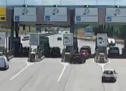 Incidente al casello di Rosignano, auto travolge 3 vetture dopo malore improvviso alla guida: 3 morti e 7 feriti - VIDEO