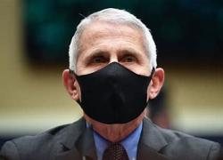 Fauci, lo Stranamore di Biden, finalmente ammette: "Mi sono inventato tutto dalle mascherine alle distanze". Ma in Italia lo premiamo