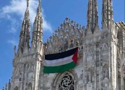 Milano, bandiera della Palestina appesa sulla facciata del Duomo "tra gli applausi della gente", la "protesta" degli attivisti pro Gaza - VIDEO