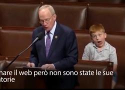 Usa, figlio del deputato John Rose fa smorfie e linguacce mentre il papà parla della condanna di Trump: "Era noioso" - VIDEO virale