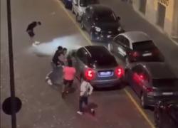 Milano, Mini accerchiata da baby gang a Colonne di San Lorenzo, pugni, calci contro i finestrini e arrampicate sull'auto  - VIDEO