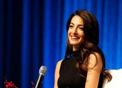 Mandato cattura Netanyahu, tra i giuristi dell’Aja anche Amal, la moglie di George Clooney, l’attore a Biden: “Non sanzionatela”