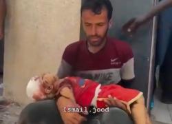 Attacco Israele a Nuseirat, papà palestinese piange tra le braccia la morte del figlio ucciso dall'Idf - VIDEO