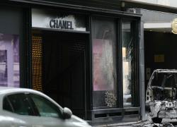 Parigi, furto da Chanel sugli Champs-Elysées, ladri in fuga con gioielli del valore di 10 mln €: "Jeep usata come ariete"