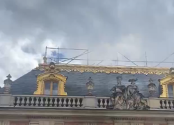 Incendio alla reggia di Versailles, fumo nero fuoriesce dal tetto, evacuati 100 turisti, nessun ferito - VIDEO