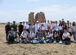 AXA, al via le attivit&agrave; di pulizia delle spiagge durante "AXA Week for Good '24&rdquo;, per celebrare importanza del mare e della biodiversit&agrave;