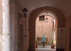 Montepulciano in Toscana, mostra diffusa della scultrice Carin Grudda: ecco un altro 'gatto blu'