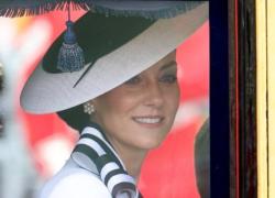 Trooping the Colour 2024, Kate Middleton torna in pubblico vestita di bianco, magrissima ma sorridente - LA DIRETTA VIDEO