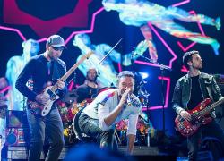 I Coldplay diventano ambientalisti e annunciano il nuovo album realizzato con vecchie bottiglie di plastica