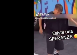 Roma pride, bimbo riceve e calpesta bandiera arcobaleno simbolo di gay e gender fluid, il commento virale: "Esiste una speranza"- VIDEO