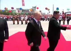 Putin in Corea del Nord, Kim Jong-un presiede cerimonia benvenuto in piazza: visita dopo 24 anni dall’incontro col padre Kim Jong Il - VIDEO