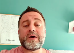 “Nocte periculo imminente”, la storia di Daniele Michienzi, il prof che canta 'Notte prima degli Esami' in latino - VIDEO