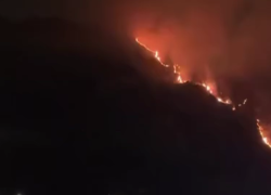 Napoli, incendio sulla collina dei Camaldoli, nube di fumo e pioggia di cenere sulla città, blackout a Fuorigrotta - VIDEO
