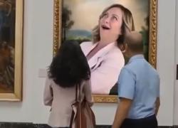 G7 Borgo Egnazia, Giorgia Meloni con Sunak come Santa Teresa con Checco Zalone: "Che bella, quello sguardo per l'estasi", "Si drogava", la scena rivisitata in Che bella giornata - VIDEO virale