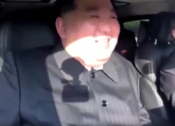 Zelensky e Biden investiti in auto da Putin e Kim Jong-un sull'Aurus deluxe che se la ridono - VIDEO virale