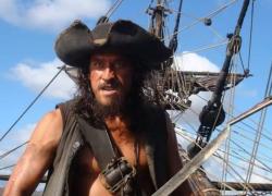 Addio a Tamayo Perry, l'attore 49enne di "Pirati dei Caraibi" ucciso da uno squalo mentre faceva surf alle Hawaii